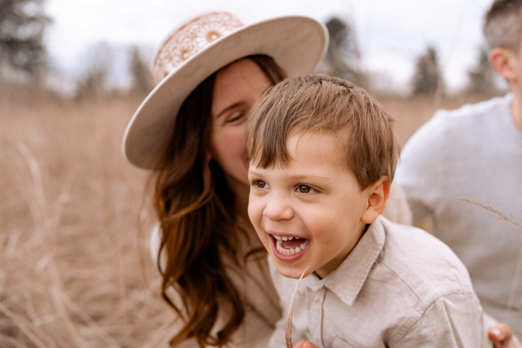 Familienfotos_Mama_Sohn_Kinderlachen