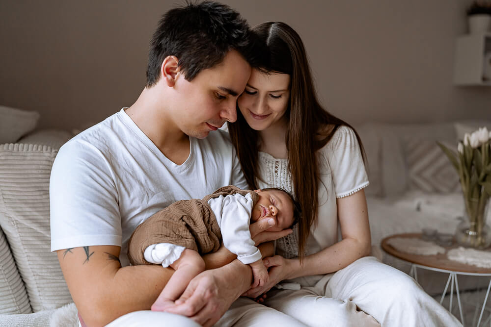 Eltern mit Baby bei Newbornhomestory