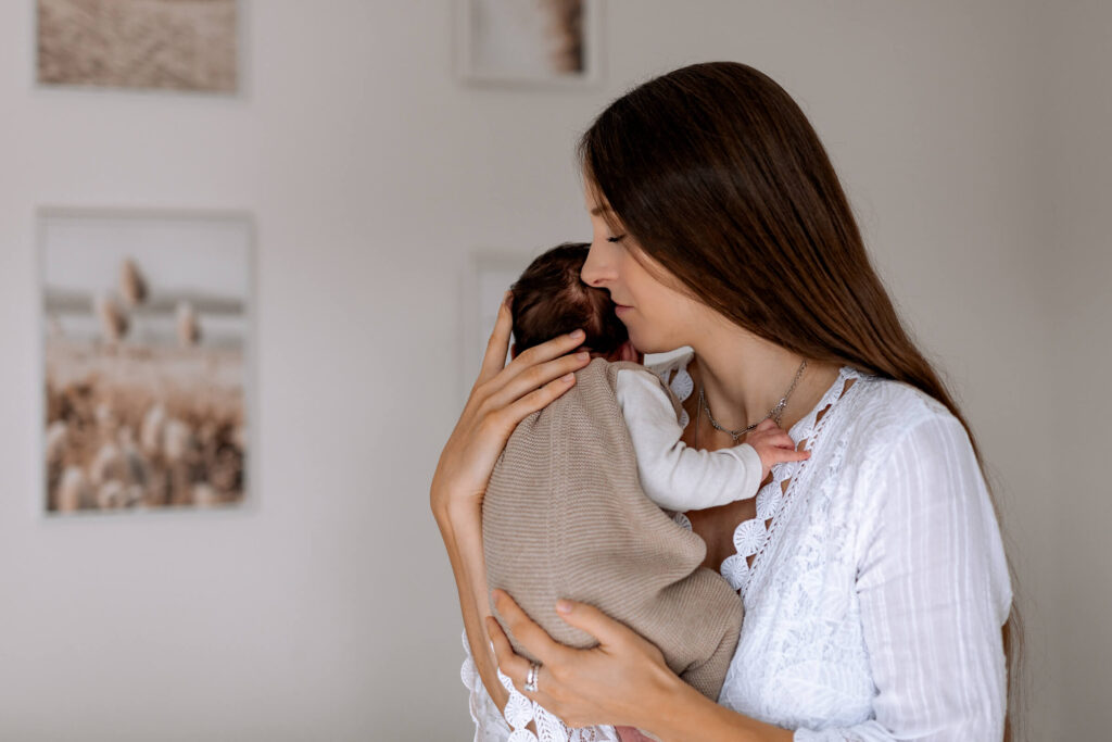 Mama mit Baby auf dem Arm